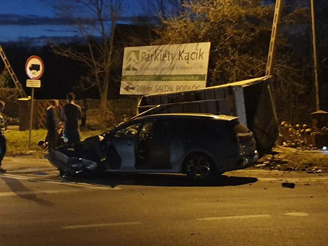 Osobówką w przyczepę ciężarówki. Dwie osoby w szpitalu 