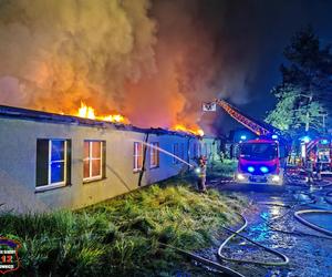 Olbrzymi pożar pustostanu w Lędzinach. Konieczna była ewakuacja osób z bliźniaczego budynku