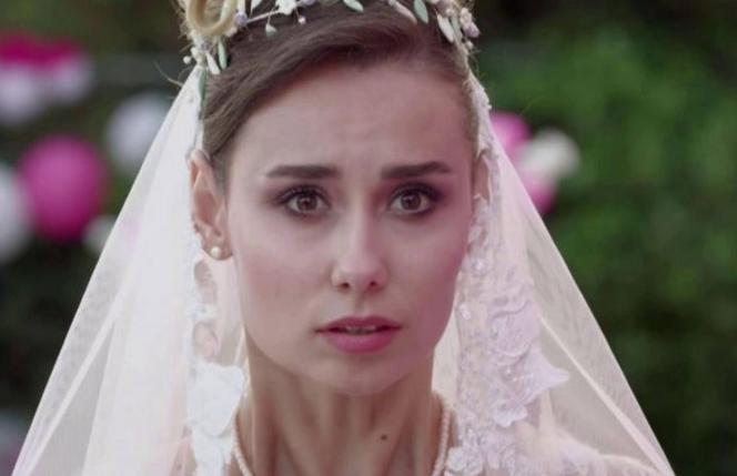 Elif odcinek 926 streszczenie - Parla jest gotowa poślubić Kerema, chociaż wie, że on nie przestaje myśleć o Süreyyi
