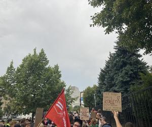 Manifestacja Nigdy nie będziesz szła sama w Warszawie. Strajk Kobiet pod Komendą Stołeczną Policji