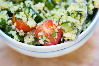 Sałatka z quinoa (komosą ryżową), pomidorami i ogórkami