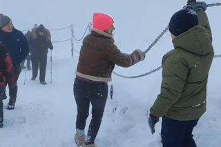 Matka z dzieckiem ześlizgiwała się ze Śnieżki [NAGRANIE]