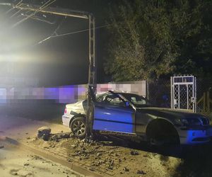 Zawinął się srebrnym bmw na betonowym słupie. Bez uprawnień i OC, ale za to z promilami i po skręcie