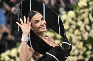 Met Gala 2025: Demi Moore zaskoczyła stylizacją. Suknia jak… krawat! To prawdziwe dzieło sztuki