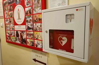 Defibrylator znajduje się na głównym korytarzu CKZiU w Siedlcach, zaraz przy wejściu