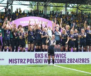 Tylu kibiców na piłkarskim meczu tej ligi jeszcze w Polsce nie widziano. I ten czek na okazałą sumkę!