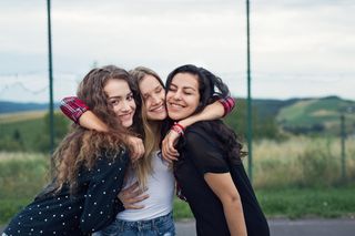 Skutki antykoncepcji awaryjnej u nastolatek. Warto wiedzieć przed wakacjami