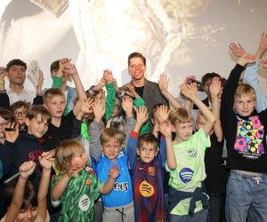 Wojciech Szczęsny z dziećmi na premierze filmu o sobie