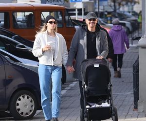 Krzysztof Ibisz z rodziną na spacerze