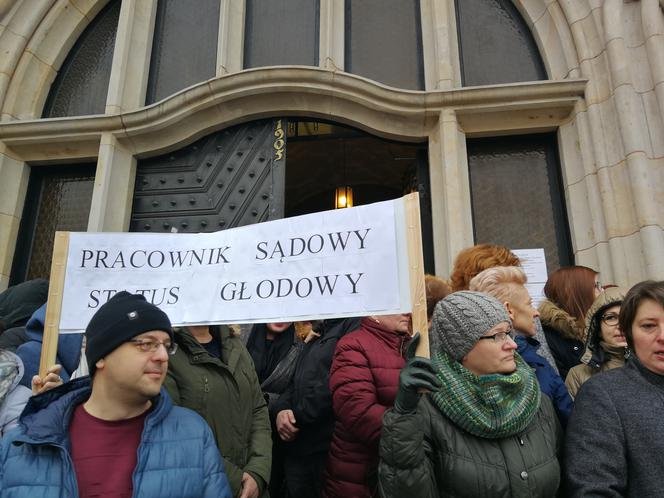 Bydgoszczanie walczą o podwyżki przed sądem. "Pracownik sądowy - status głodowy!"