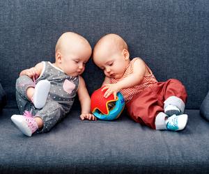 Niemowlęta bliźniaki na kanapie