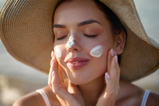 Jestem dermatologiem i powiem ci, ile kremu z filtrem potrzebujesz w czasie upałów