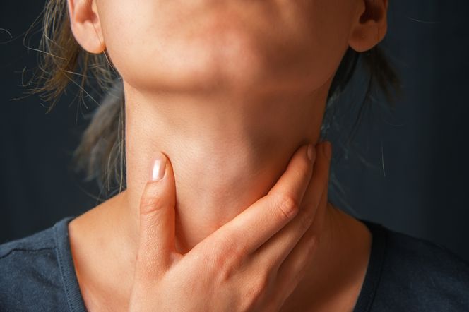 Zmiany w brzmieniu głosu mogą świadczyć o niedoczynności tarczycy. Ekspert wyjaśnia, co powinno niepokoić
