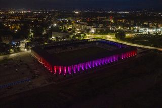Test iluminacji elewacji stadionu w Nowym Sączu 