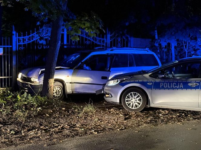 Nocny pościg na Białołęce. Samochodem huknął w drzewo, uciekając zgubił klapki