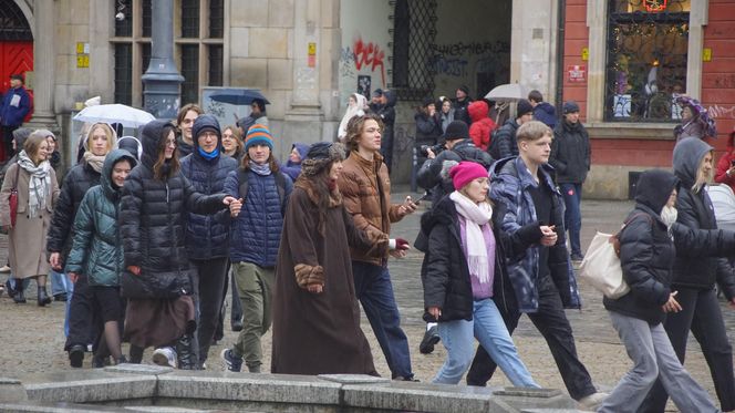 Polonez dla Fredry 2025 we Wrocławiu. Maturzyści zatańczyli na Rynku [ZDJĘCIA]