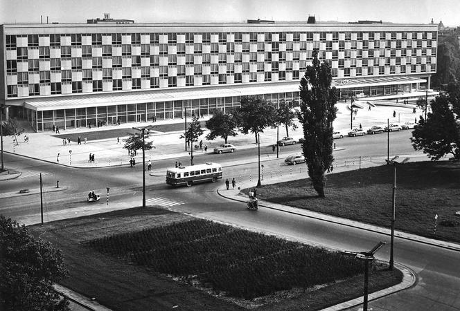 Hotel Cracovia przed otwarciem w 1965 roku, widok od strony al. Focha. Fot. archiwum Witolda Cęckiewicza