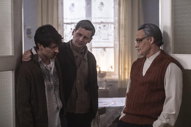 Stulecie Winnych 4, odcinek 42: Antek Winny brutalnie pobity za pochodzenie! Nie darują synowi Jaśka, że miał matkę Niemkę - ZDJĘCIA, ZWIASTUN