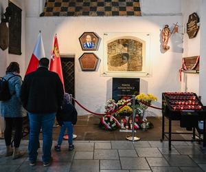 Przejmujący widok przy grobie Pawła Adamowicza. Zdjęcia z bazyliki Mariackiej