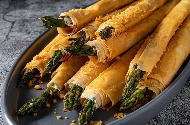 Szparagi w cieście filo - przepis na pyszną przekąskę