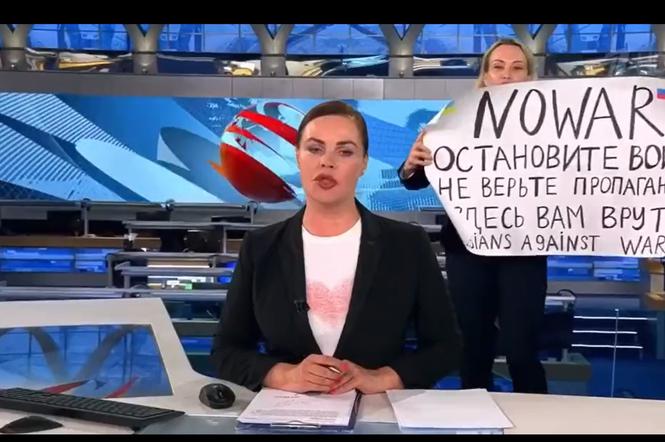 Wojna na Ukrainie. Szok w rosyjskiej telewizji! Antywojenny protest podczas audycji na żywo [RELACJA NA ŻYWO 14.03.2022]