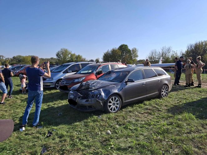 Wypadek podczas Mikrolotowych Mistrzostw Podlaskiego w Łomży - samolot uderzył w samochody