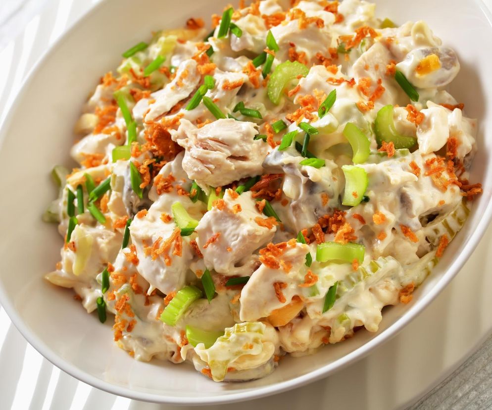 Wystarczy kilka składników, by otrzymać sycące śniadanie. Ta sałatka to hit w moim domu