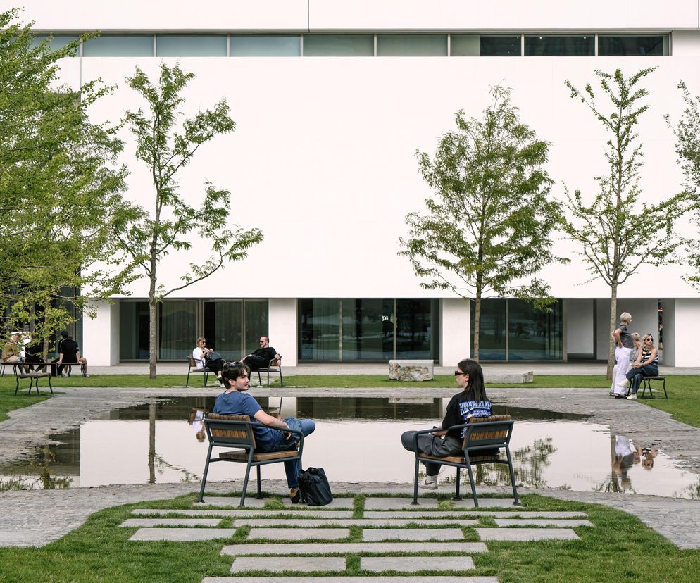 9 | Sadzawka w północnej części placu, między MSN-em a przyszłym teatrem. Meble miejskie firmy Trapp sprzyjają integracji