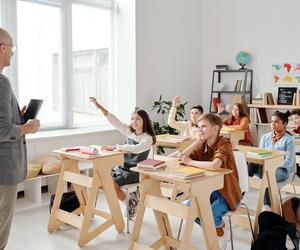 Jak podziękować nauczycielowi na koniec roku. Podziękowania, życzenia, prezenty