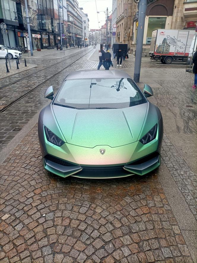 Tak zaparkował luksusowe auto w centrum Wrocławia. Mandat i 8 punktów karnych