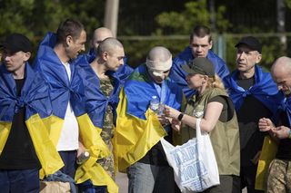 Jeńcy wracają z niewoli.