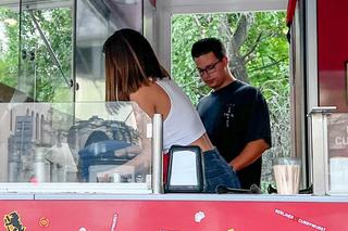 Syn Edyty Górniak sprzedaje kiełbaski na ulicy!