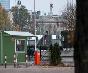 Mężczyzna wszedł na pomnik smoleński. Ma przedmiot przypominający broń