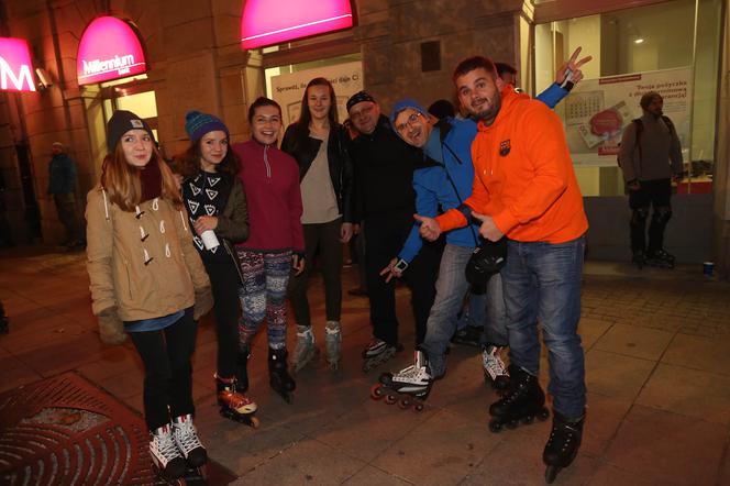 Nightskating. Warszawiacy przejechali stolicę na rolkach [Zdjęcia]