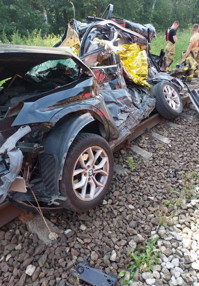 Osobówka wjechała pod pociąg w Wielkopolsce. Cztery osoby nie żyją!