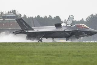 Brytyjski F-35B podczas lądowania