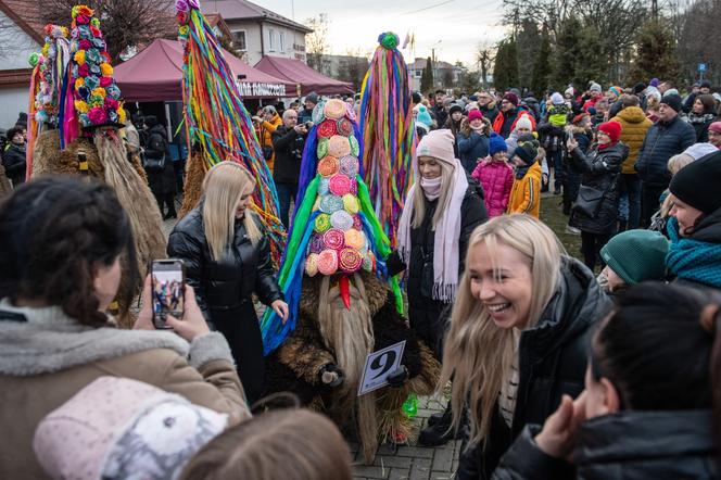 Gonili dziewczęta, straszyli dzieci i pożegnali stary rok. Brodacze ze Sławatycz gotowi na 2023 rok!