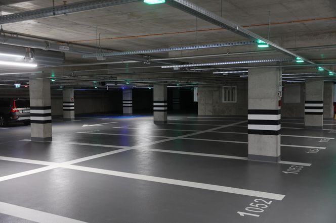 Byliśmy w podziemnym parkingu w Warszawie. Ładowarki dla elektryków, cztery poziomy i 7,5 zł za godzinę