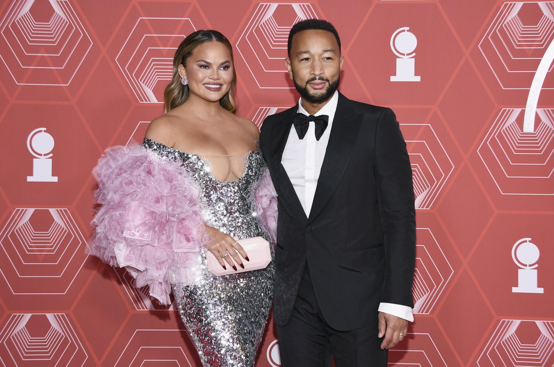 Trzeźwa Chrissy Teigen i elegancki John Legend zachwycają na rozdaniu Tony  - ESKA.pl