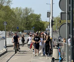 Tłumy na nowym moście pieszo-rowerowym. Kolizje z rowerzystami 
