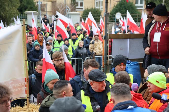 Protest rolników 20 marca przed Lubelskim Urzędem Wojewódzkim w Lublinie