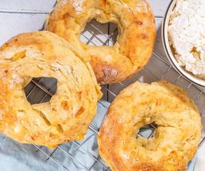 Smakowite 5-minutowe serowe bajgle. Idealne na niskokaloryczne śniadanie