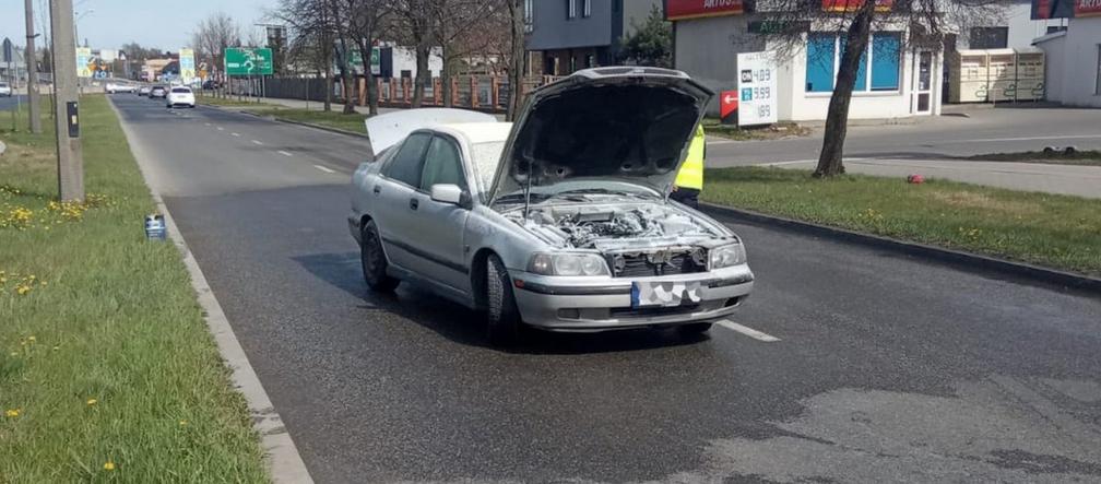 Policjanci wydostali kierowcę z płonącego auta