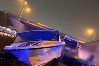  Ciężarówka staranowała… motorówkę na zjeździe z autostrady