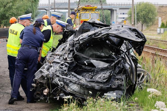 Dramat w Wielkopolsce. Samochód wjechał wprost pod pociąg