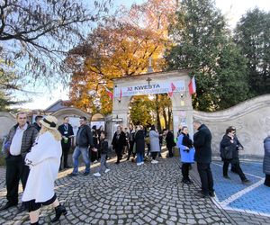 Słoneczna pogoda sprzyjała. 32. Kwesta Na Odnowę Zabytków Starego Cmentarza w Tarnowie