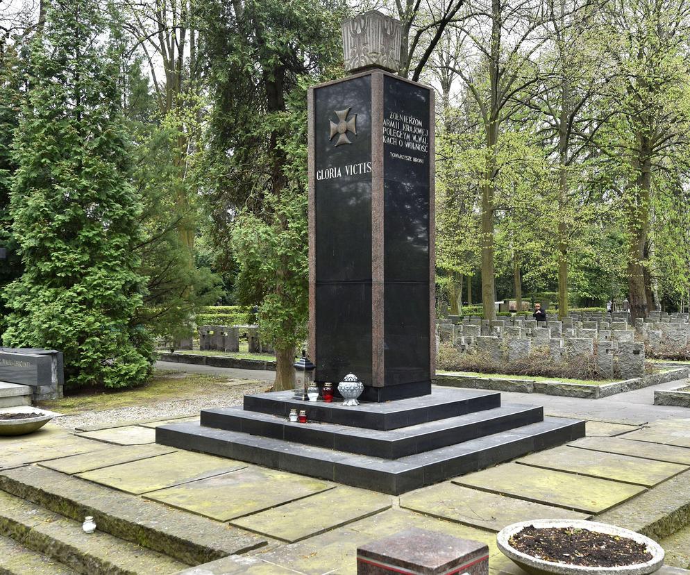Pomnik Gloria Victis na Cmentarzu Wojskowym na Powązkach