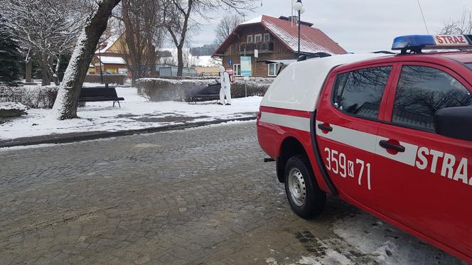 Strażacy pomagają walczyć z koronawirusem. Trwa dezynfekcja miejsc publicznych w regionie 