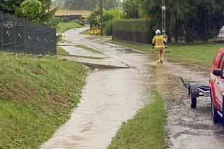 Strażacy z powiatu tarnowskiego walczą ze skutkami gwałtownej ulewy. Zalane są budynki i drogi
