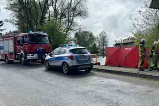 Ludzkie zwłoki w stawie pod Płońskiem. Strażacy wyłowili je z wody, na miejscu jest prokurator